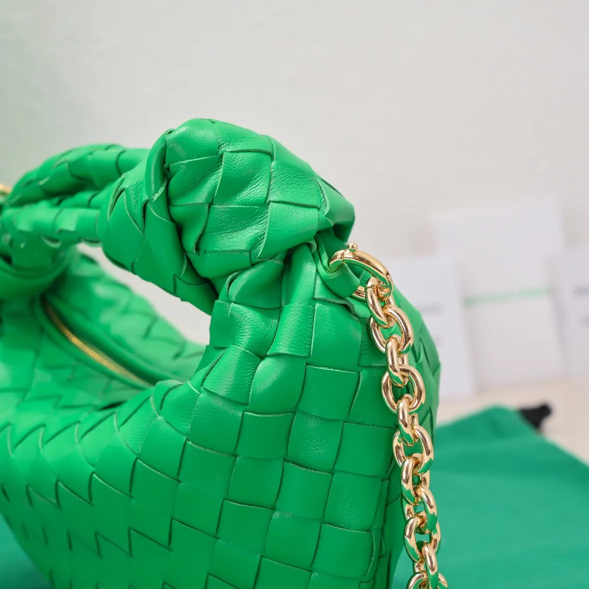 Batch 1220 Ready Stock/Parrot Green Hello everyone, I have a new name, it’s called chain jodie. Jodie’s chain clause ~ can finally be carried on the shoulder. It is based on the original bag type and adds a chain shoulder strap, and it is detachable! It's equivalent to spending one dollar to buy two bags. As the ace cutie of BV family, I really have no choice but to buy one! This bag of ours is really the same as ZP. You can wear it with a small amount of money~ Original sheepskin➕all steel hardware 28×23×8cm, model: 6699-9#